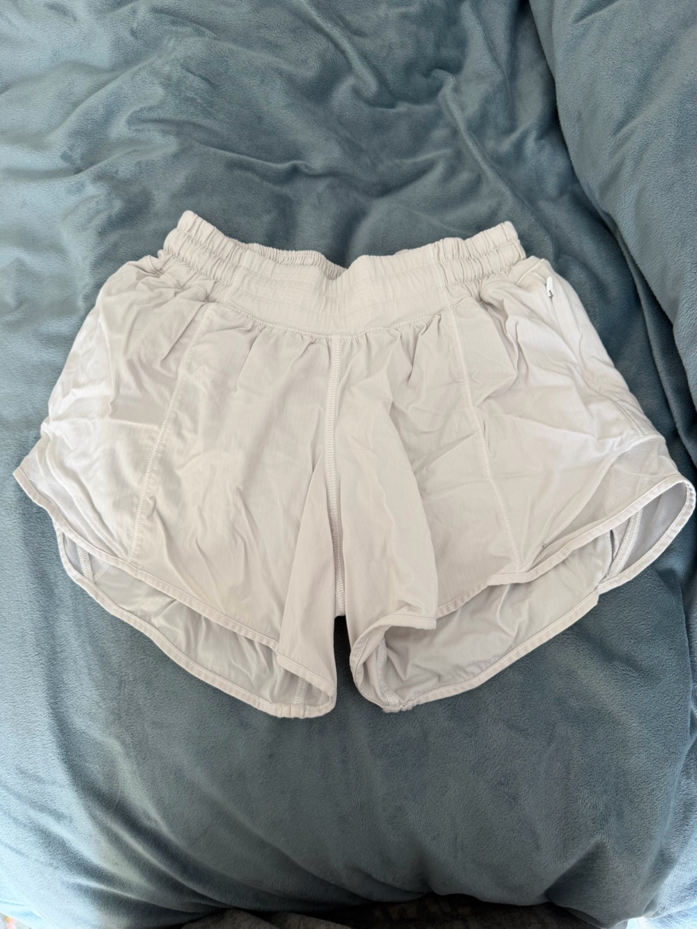 Lululemon Low Rise Hottie Hot Shorts Size 2 4 inch